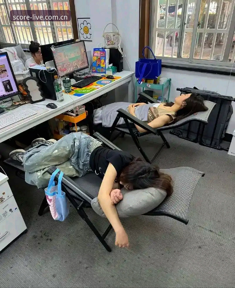 足球比分手机版CN站攻略 那天晚上十一点,林逸瘫在沙发里刷手机,电视上正播着曼联对利物浦的赛前分析。他媳妇从卧室探出头喊了一声:明天早班,声音小点。林逸点点头,把手机调成静音,突然想起白天同事说的一款软件——不就是那次聚餐时聊的“足球比分手机版”。他随手在App Store搜了搜,果然排在第七八个的是一个叫CN站的版本,绿色图标,下载量才两万多。鬼使神差,他点了“获取”。46.2 MB,安装完毕已是深夜。他没想到,一个看比分的应用,竟让他在后半夜彻底改了对移动端赛事的看法。